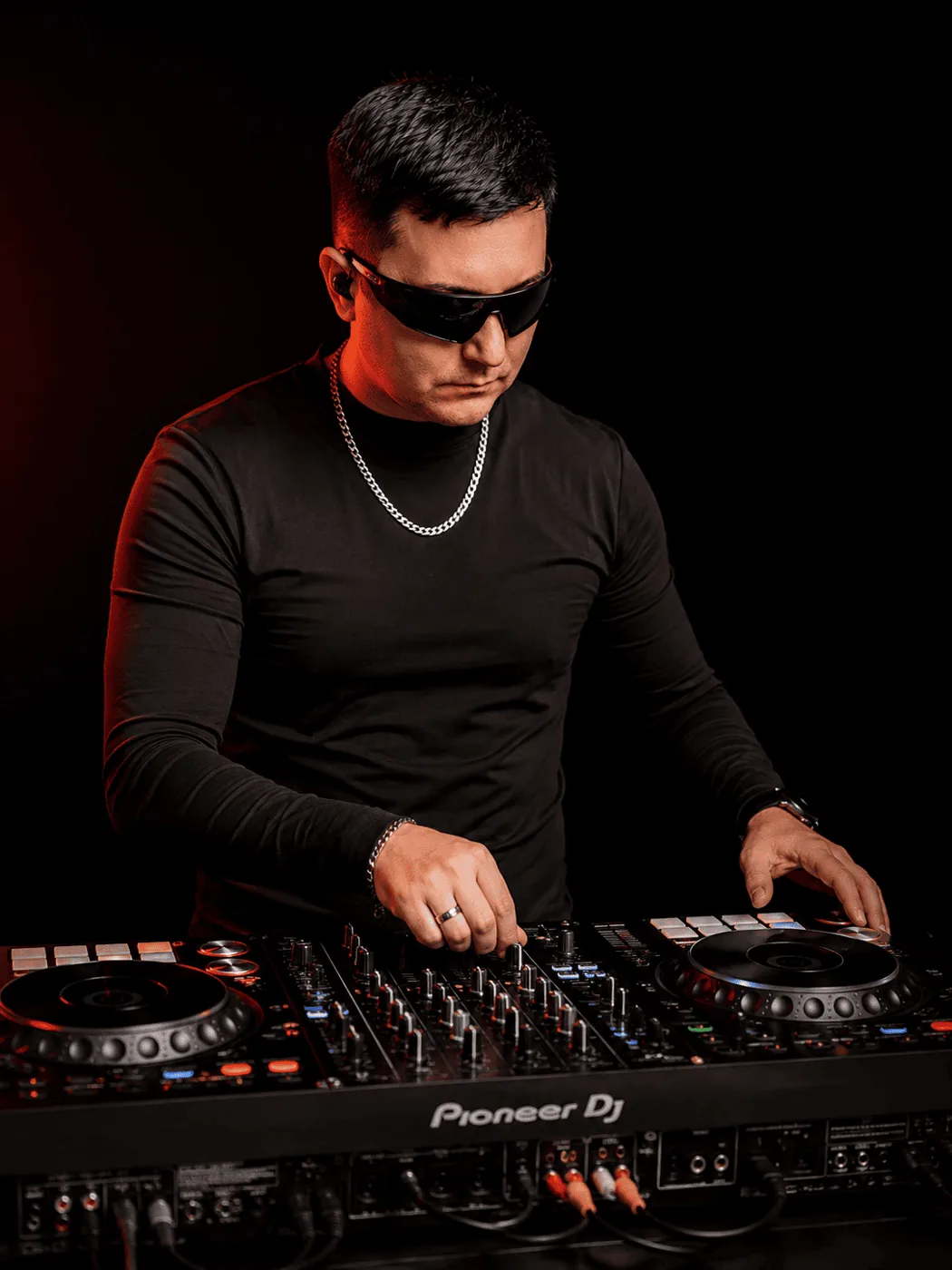 Nyno Ricco mixando em controladora Pioneer DJ
